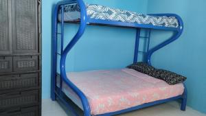 通苏帕Casa Tonsupa的蓝色墙壁的客房内的双层床