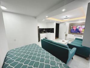 巴兰基亚Apt nuevo 15min CC BuenavistValmundo TV50 Netflix的一间卧室配有一张床和一台平面电视