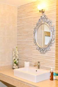 Kafr Abū ʼumaydahشقه فندقية للايجار الترا مودرن的浴室设有白色水槽和镜子