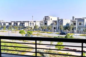 Kafr Abū ʼumaydahشقه فندقية للايجار الترا مودرن的从停车场的阳台上可欣赏到风景