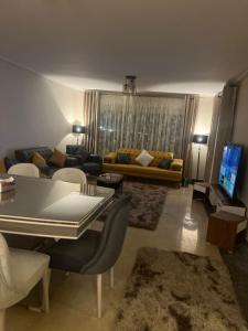 Kafr Abū ʼumaydahشقه فندقية للايجار الترا مودرن的带沙发和电视的客厅
