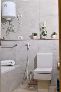 Kafr Abū ʼumaydahشقه فندقية للايجار الترا مودرن的浴室配有白色卫生间和淋浴。
