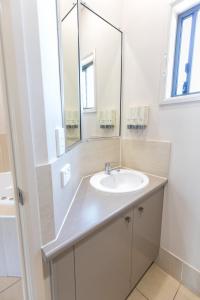 HighfieldsHighfields Motel Toowoomba的一间带水槽和镜子的浴室