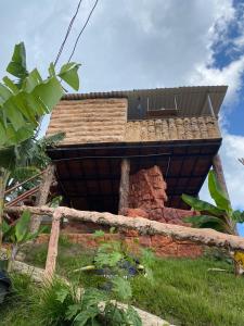 Hermosa cabaña para parejas cerca a Tuluá con jacuzzi的山顶上带有屋顶的建筑