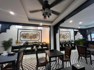 琅勃拉邦Cozy An Boutique Hotel Luangprabang的一间带桌椅的用餐室和一间餐厅
