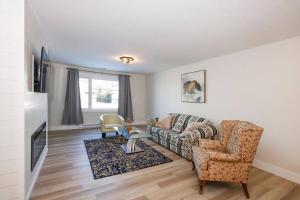蒙克顿Luxury Home In Moncton的客厅配有沙发和椅子