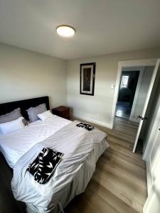蒙克顿Luxury Home In Moncton的一间卧室,卧室内配有一张大床