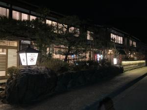 京都旅荘茶谷日式旅馆的一座晚上在岩石上标有标志的建筑