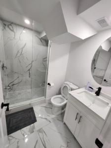 InnisfilNew Modern room in Innisfil的带淋浴、卫生间和盥洗盆的浴室