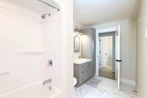 蒙克顿Luxury Room in a House.的白色的浴室设有浴缸和水槽。