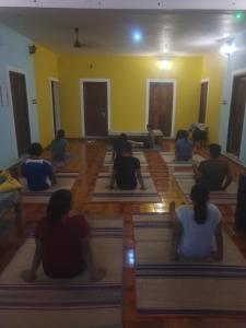 黎明之村Unearth Hostel (Pondicherry)的一群参加瑜伽课程的人