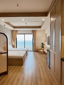归仁TMS Quy Nhơn - Lee Xinh的一间卧室配有一张床和一台电视。