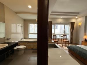 胡志明市NEW LAND Apartment 2 - Phu My Hung的浴室配有盥洗盆、卫生间和浴缸。