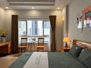 胡志明市NEW LAND Apartment 2 - Phu My Hung的一间卧室配有一张床和一张桌子及椅子