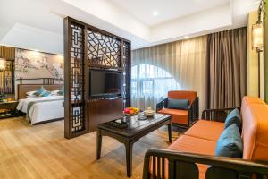 广州广东胜利宾馆的酒店客房设有沙发、床和桌子。