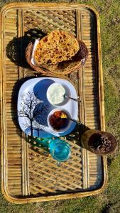SariSari Highlands的餐桌上放着一盘食物的野餐篮