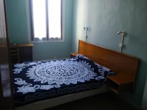 佩皮尼昂贝瑞酒店的一间卧室配有一张带黑白毯子的床