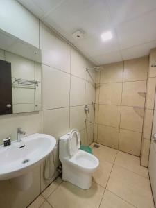 埃尔讷古勒姆HOTEL LETS STAY的一间带水槽、卫生间和镜子的浴室