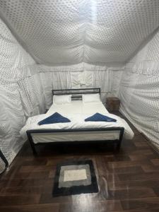 SariSari Highlands的帐篷内一间卧室,配有一张床