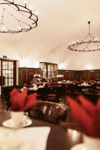 兰茨胡特金尼桑尼酒店的用餐室配有桌椅和吊灯。