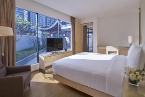 新加坡Singapore Marriott Tang Plaza Hotel的卧室设有一张白色大床和大窗户