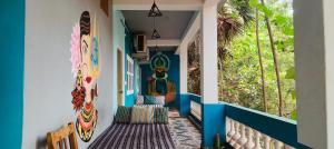 黎明之村Unearth Hostel (Pondicherry)的墙上设有冲浪板的家庭走廊