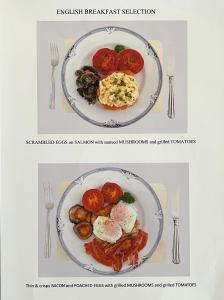 陶朗加Tauranga Homestead Retreat的两幅画,画一盘食物,有鸡蛋和土豆