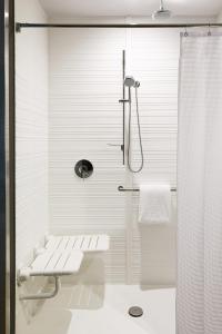 明尼阿波利斯AC Hotel by Marriott Minneapolis West End的带淋浴和卫生间的白色浴室