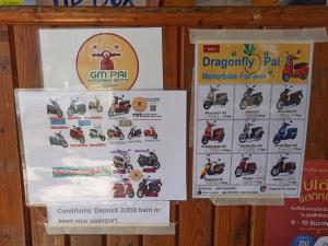 拜县排森林度假村 的摩托车商店的标牌,上面有海报