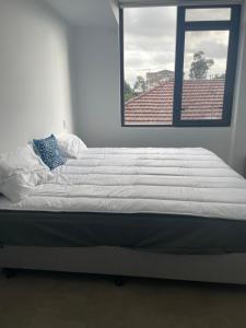 The Cozy Retreat, 1 Oxford St, Blacktown , NSW客房内的一张或多张床位