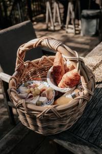 奥瑞阿卡杜佩里戈尔Cabane Rouge-Gorge的木凳上的一篮面包