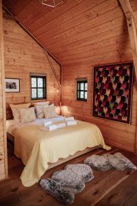 奥瑞阿卡杜佩里戈尔Cabane Rouge-Gorge的小木屋内一间卧室,配有一张床