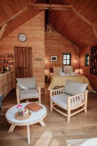 奥瑞阿卡杜佩里戈尔Cabane Rouge-Gorge的一间卧室配有一张床、两把椅子和一张桌子