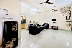 蓬蒂切里2BHK VILLA. NEAR ROCK BEACH. HOME STAY.的带沙发和冰箱的客厅