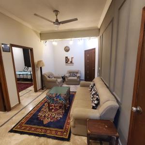 伊斯兰堡Urban Oasis 2-Bedroom, Main Margallah Rd的客厅配有沙发和桌子