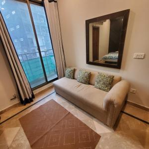 伊斯兰堡Urban Oasis 2-Bedroom, Main Margallah Rd的客厅设有一张沙发,配有大窗户