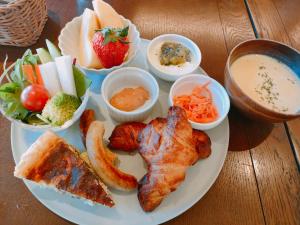 松本Family Hotel Matsumoto Satoyama Doors的一块食物,有肉,蔬菜和浸泡