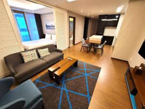 釜山W Residence Hotel的带沙发的客厅和卧室