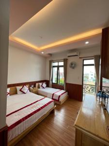 边和Hotel Như ý Biên Hòa的酒店客房设有两张床和一个阳台。