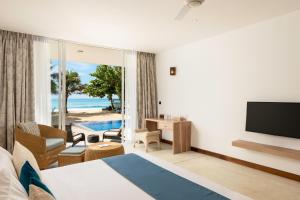 米瑞莎Vis Ta Vie -Thema Collection的酒店客房设有一张床,享有海景。
