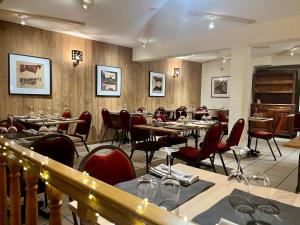 贝斯和圣阿纳斯泰斯勒克罗餐厅酒店的用餐室配有桌子和红色椅子