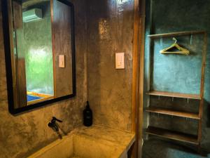 卢纳将军城The Ohm Siargao Resort的一间带水槽和镜子的浴室