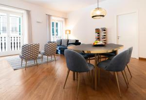 热那亚The Seven Residence的客厅设有餐桌和椅子