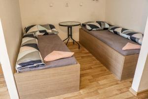 米洛维采Penzion Kotvas的小型客房配有两张床和一张桌子。