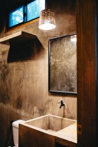 卢纳将军城The Ohm Siargao Resort的带浴缸、卫生间和窗户的浴室