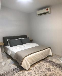 Tanjong SepatThe P Lakehouse的一间卧室配有一张大床和空调