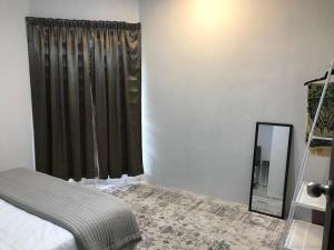 Tanjong SepatThe P Lakehouse的一间卧室配有一张床、镜子和窗户