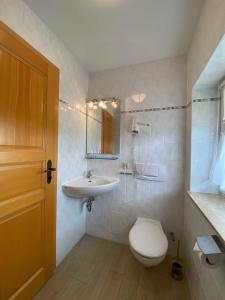 诺因多夫Süderhaus Hiddensee App 4的一间带卫生间和水槽的浴室