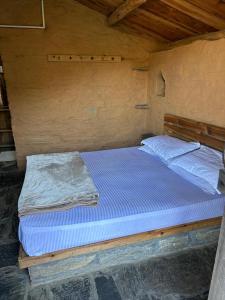 SāhiyaChaani Churani的木制客房内的一间卧室配有两张床