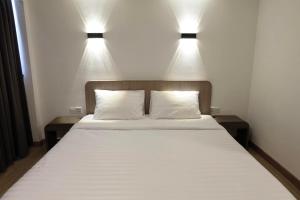 彭世洛友通酒店的一间卧室,床上方有两盏灯